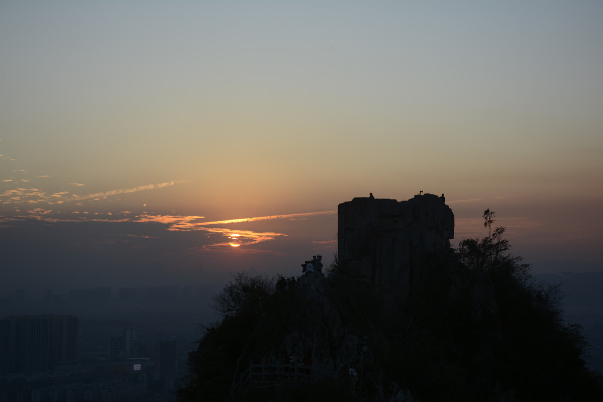 登临马鞍山，瞰尽柳州美